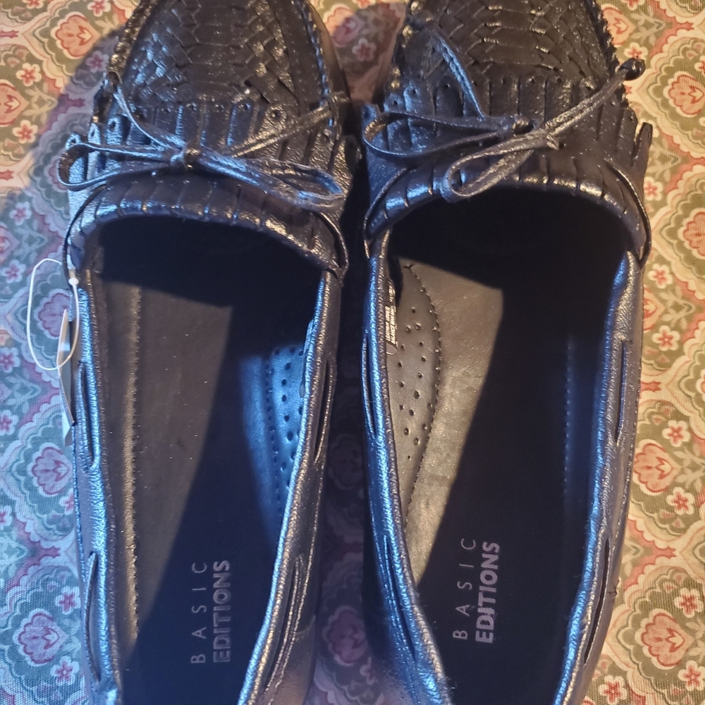 Black Basic Edition brand, women's sz. 9